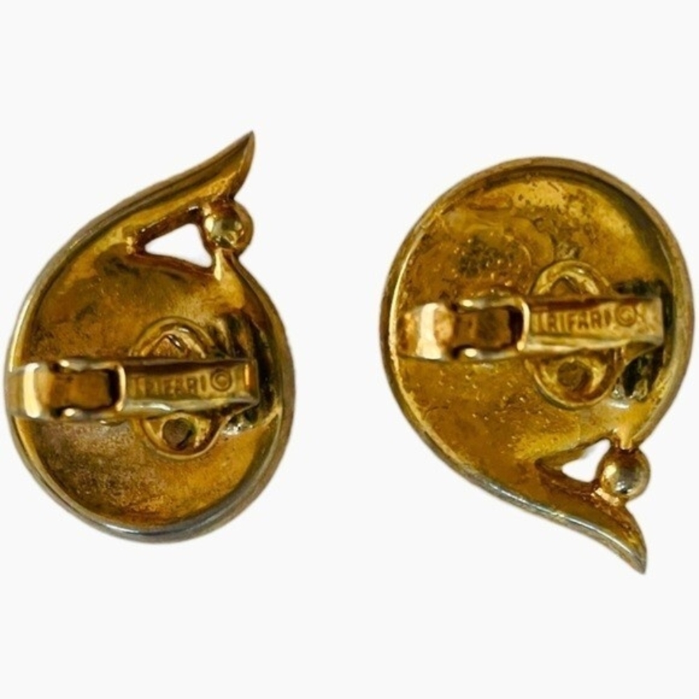 Vintage TRIFARI Oval Gold White Clip-On Earrings 1" Enamel Button Signed Good - Picture 6 of 6